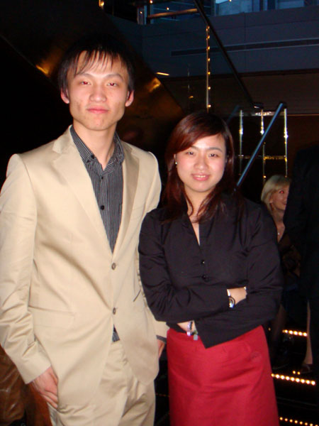 帅G是当天的强手货,找他合影的MM很多,我也就不例外啦:P