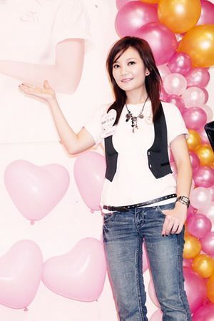 梁静如的温柔婉约一直是她的招牌，轻松的休闲装扮配上合身的短款小马甲依然体现出小女人的甜美气质。 ...