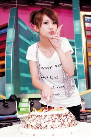 可爱教主杨丞琳，在任何的场合都不会更改她的甜美扮相，白色T恤搭配闪亮的小马甲让整体造型增加了时尚感。 ...