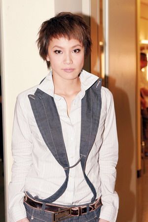 可爱的卡通T恤搭上背带裤和小马甲衬托王心凌的甜美气质，牛仔的硬朗增加一分帅气。 ...