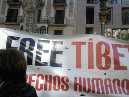 西藏要独立的横幅,手机照,不是很清楚.