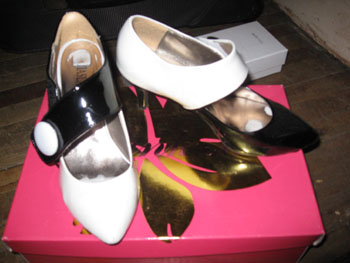 我跟我朋友买2个不同色的，一人一只脚