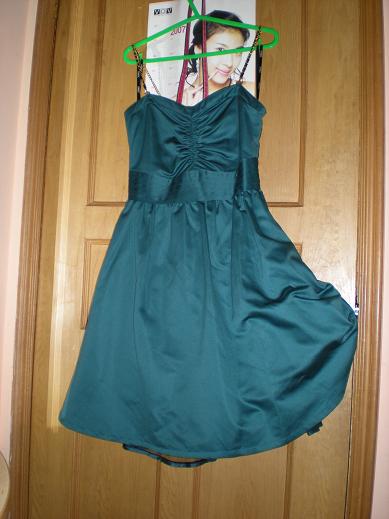 only的小礼服裙，里面黑色的纱网衬里可以自由拆卸