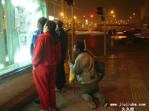 能否给他一个看报的位置...!