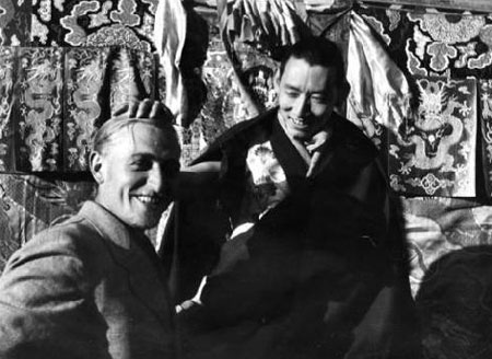 外交礼仪:沙夫甚至成功地说服达赖喇嘛的摄政代表，在柏林和拉萨间建立更加紧密的联系。 ...