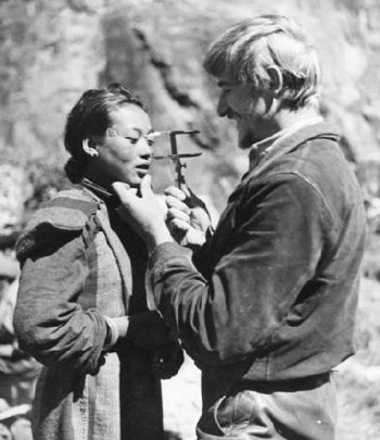 研究种族面部特征：人类学家贝格在测量一个藏民的头骨，面部特征以及体型比例。他一共收集了376个藏人的数据。  ...