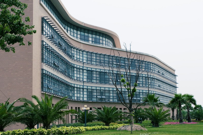 附上我学校的一幢楼的照片