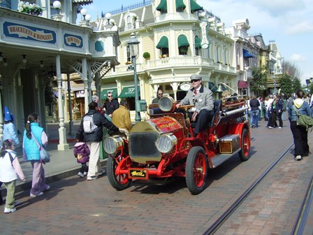 路上偶尔经过一辆古式小车，不由想起灰姑娘里的那老鼠变成的大马车。。。。。 ...