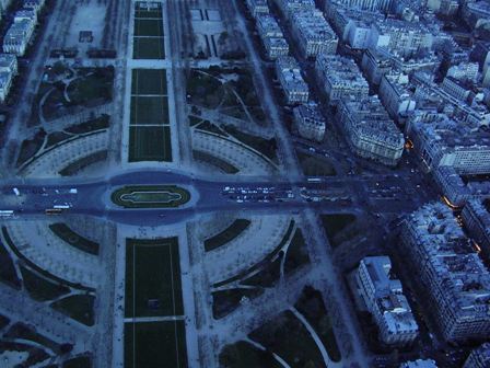 可是当登上塔时，才发现真的好高，居高临下看巴黎全景，有种一览众山小的快感~~~~ ... ... ...