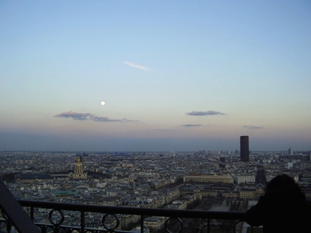 华灯初上，闪闪星光相伴