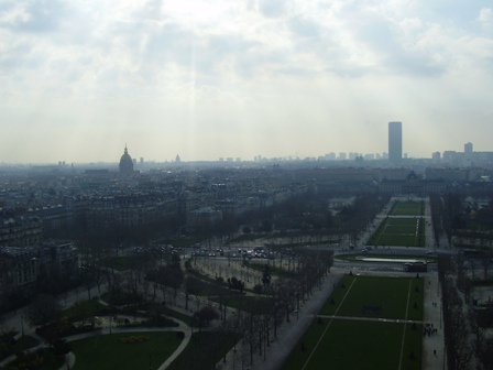 阳光下的巴黎城有种喧闹中带着宁静的意味，车来车往像小溪般在过道中穿流不息，听不见城市的喧嚣却看得见 . ... ...