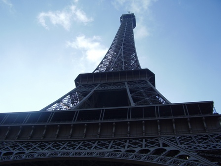 走到塔底，由下往上看，真看不出塔有多高，只是觉着都是铁块，有点肥胖的感觉~！ ... ... ...