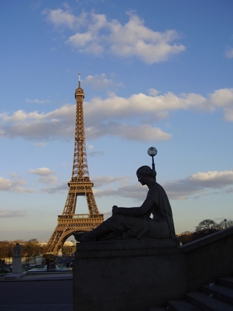 远处遥望埃菲尔，在慈祥的女像旁相依。。。。。