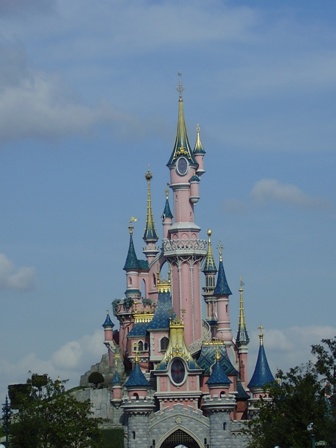 一进城就看见特别标志：梦幻城堡屹立在天与地之间。。。