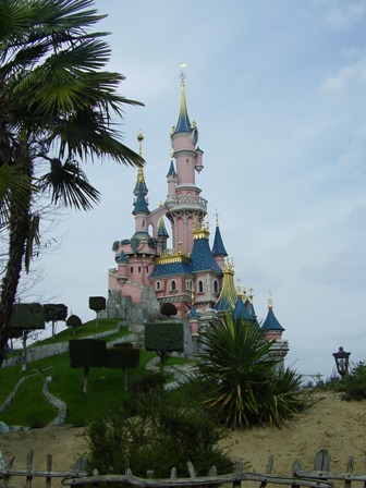 一进城就看见特别标志：梦幻城堡屹立在天与地之间。。。