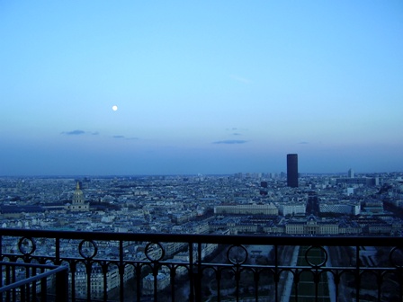 夜幕即将降临，巴黎换上美幻的晚礼装，别有一番风情~~~~