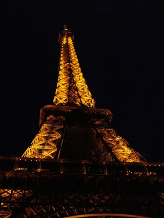 当整点钟声响起，埃菲尔闪耀着迷人的色彩