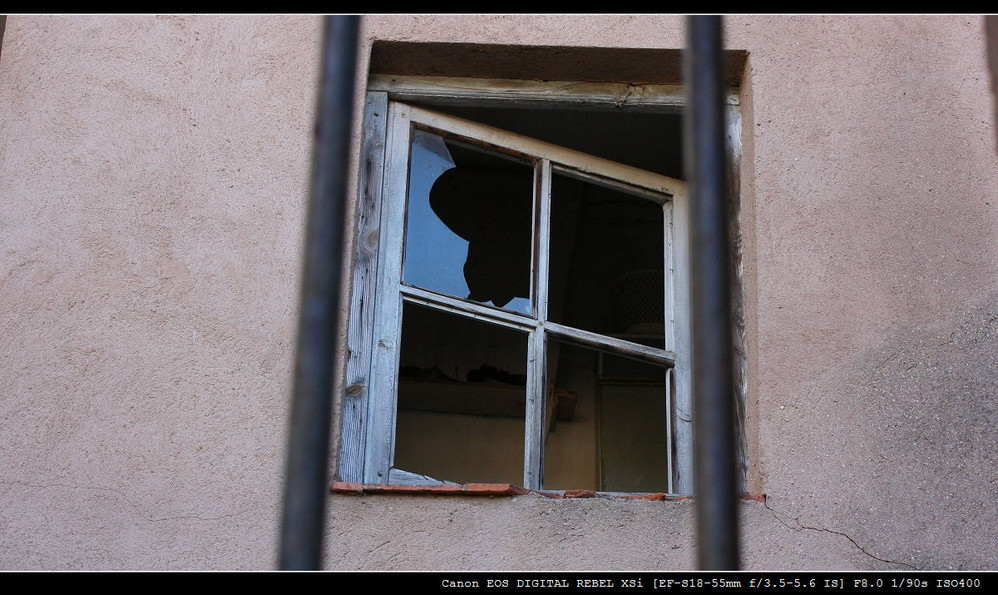 破败的小窗.jpg