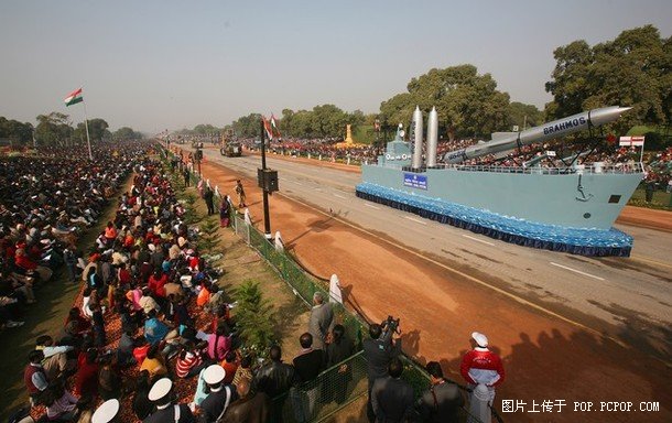 布拉莫斯 超音速巡航导弹放在花车.jpg