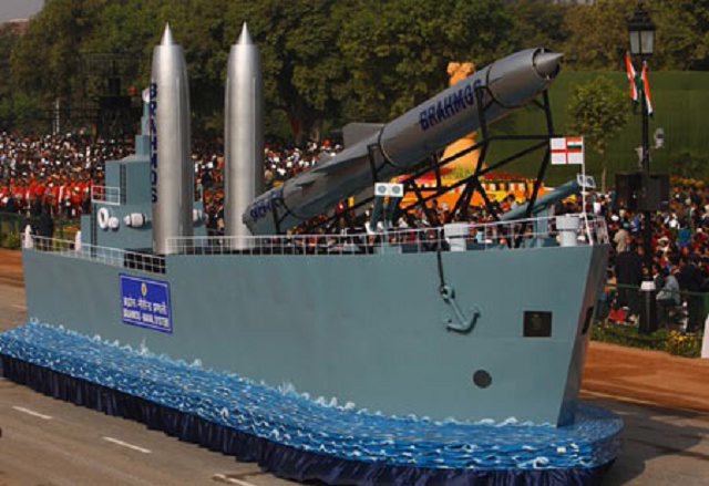 布拉莫斯 超音速巡航导弹放在花车上.jpg